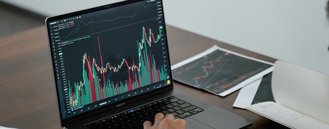 beleggen-achter-computer-642x253