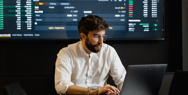 man-achter-computer-643x324